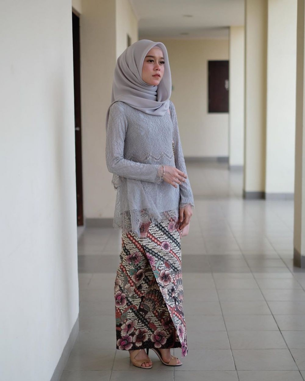 10 Beda gaya Siti Badriah dan Lesty Kejora saat kondangan, menawan