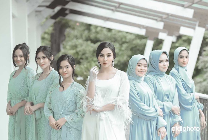 10 Beda gaya Siti Badriah dan Lesty Kejora saat kondangan, menawan