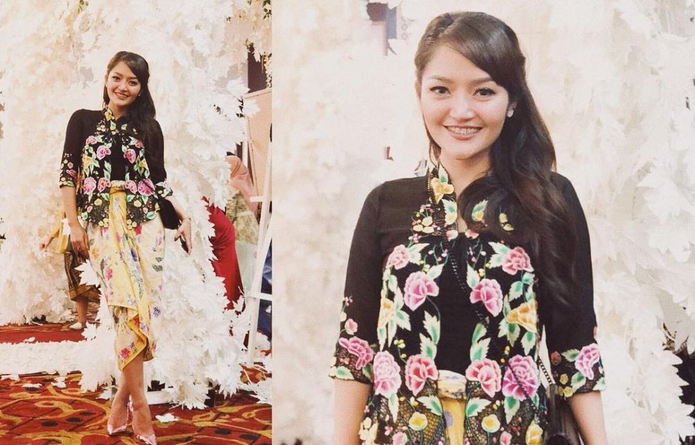 10 Beda gaya Siti Badriah dan Lesty Kejora saat kondangan, menawan