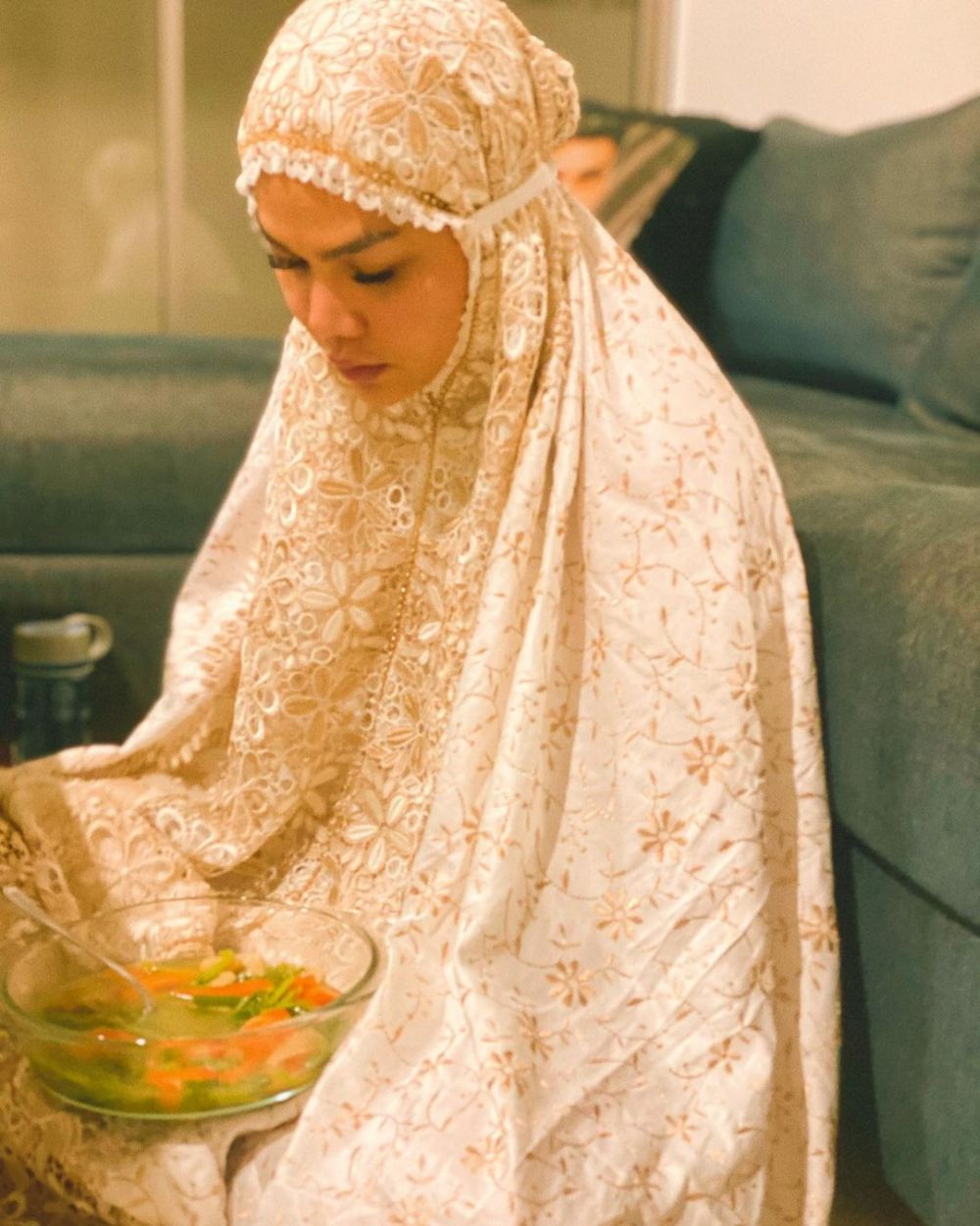 Cerita 4 seleb mualaf yang jalani puasa Ramadan pertama kali di 2021