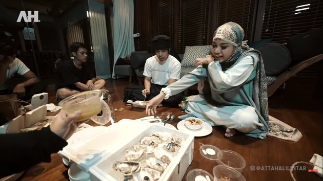 8 Momen sahur pertama Atta dan Aurel setelah menikah, suap-suapan