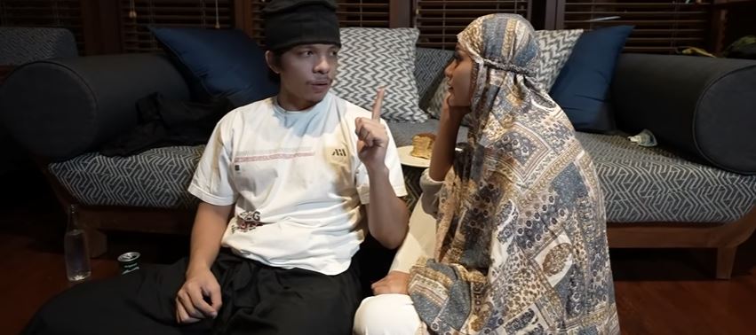 8 Momen sahur pertama Atta dan Aurel setelah menikah, suap-suapan