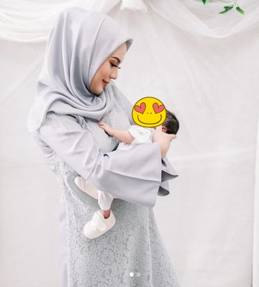 15 Seleb ini jalani puasa Ramadan pertama sebagai ibu, penuh haru