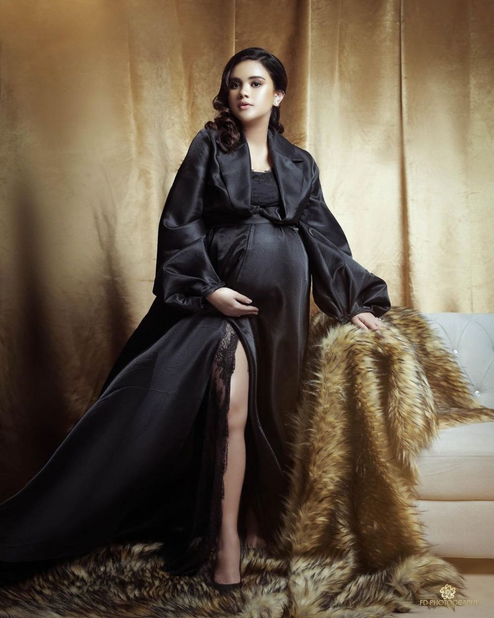 Pemotretan 10 seleb pakai outfit hitam, Natasha Wilona tampil beda