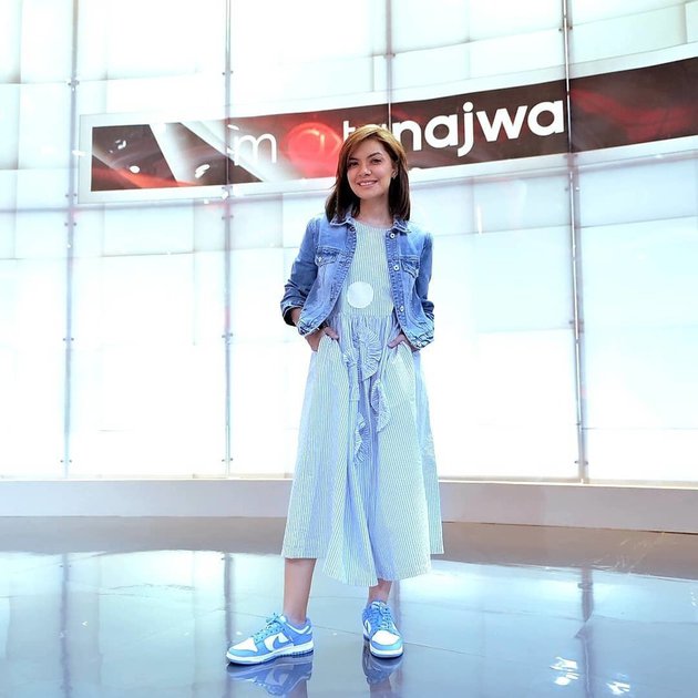 10 Potret Najwa Shihab pakai sneakers, tetap kece meski usia kepala 4