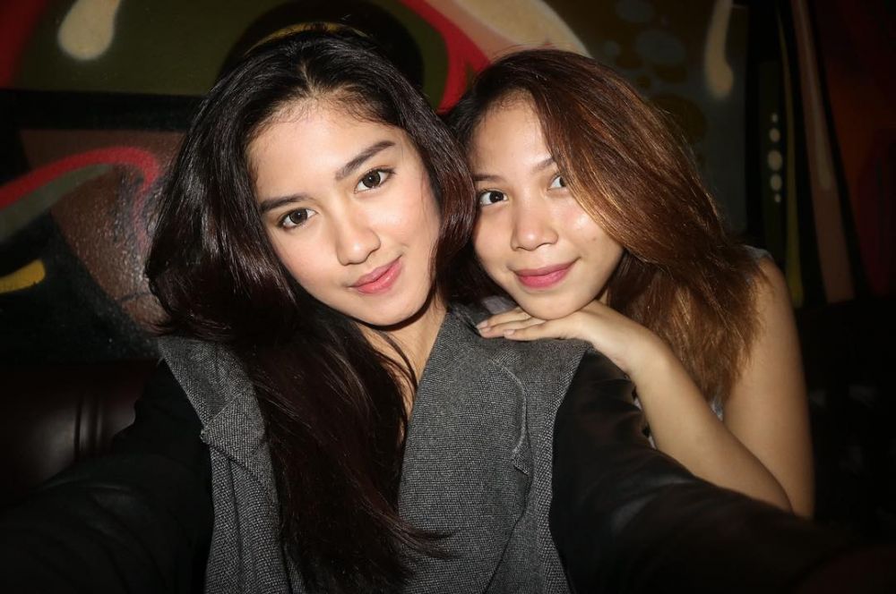 8 Pesona Ochi Rosdiana tanpa polesan makeup, bukti cantik natural