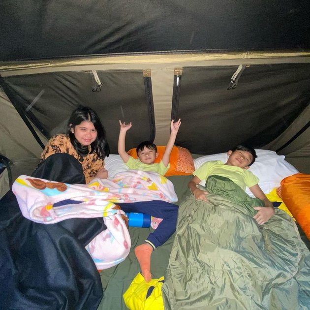 7 Momen keluarga SBY liburan, kompak tidur di tenda