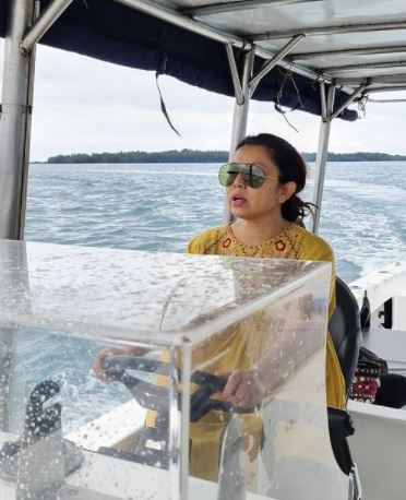 8 Potret Mayangsari liburan di Pulau Bira Kecil, naik yacht mewah