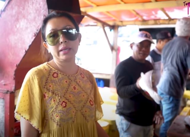 8 Potret Mayangsari liburan di Pulau Bira Kecil, naik yacht mewah