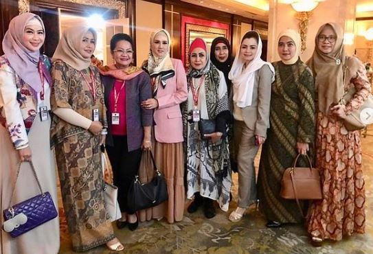 10 Potret Mulan Jameela bersama anggota DPR, gayanya bak sosialita