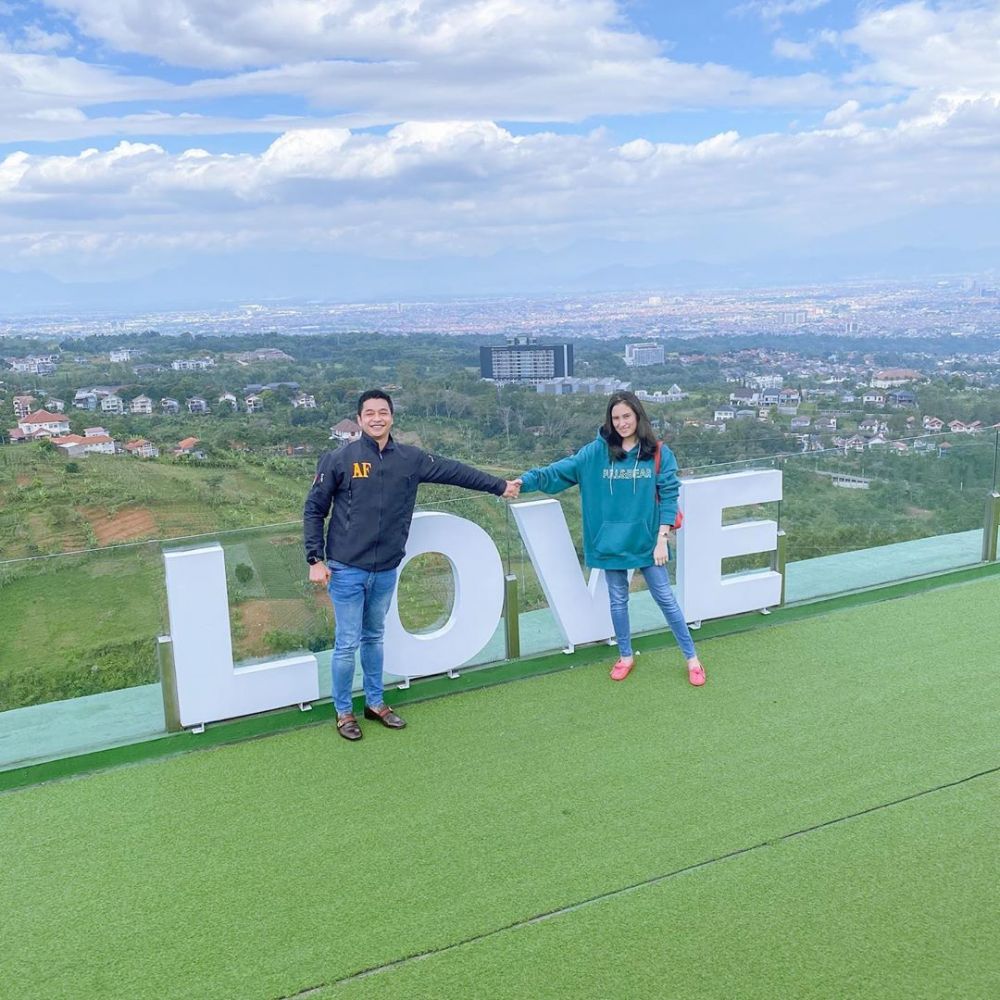 Momen 6 seleb staycation bareng keluarga kala pandemi, seru banget