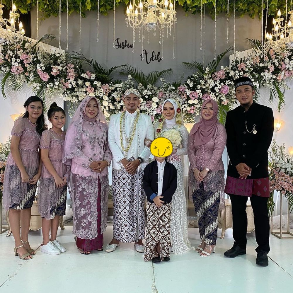 Jarang tersorot, intip 8 potret kompak Okie Agustina dan adik ipar