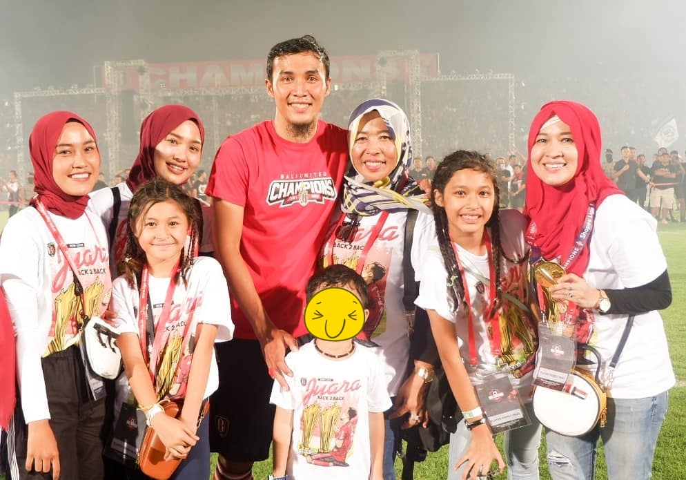 Jarang tersorot, intip 8 potret kompak Okie Agustina dan adik ipar