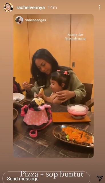 Menu buka puasa pertama 10 seleb, Yuni Shara makan besar