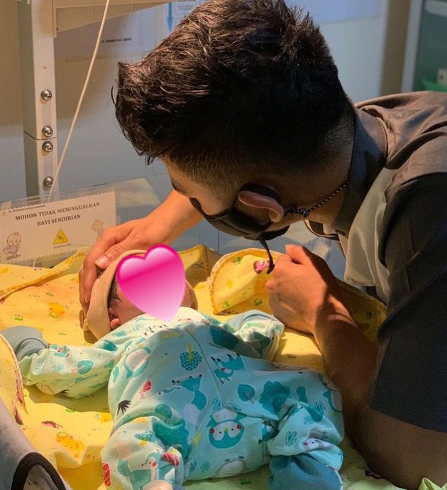 8 Potret Rizki DA momong anak saat istri penyembuhan Covid-19