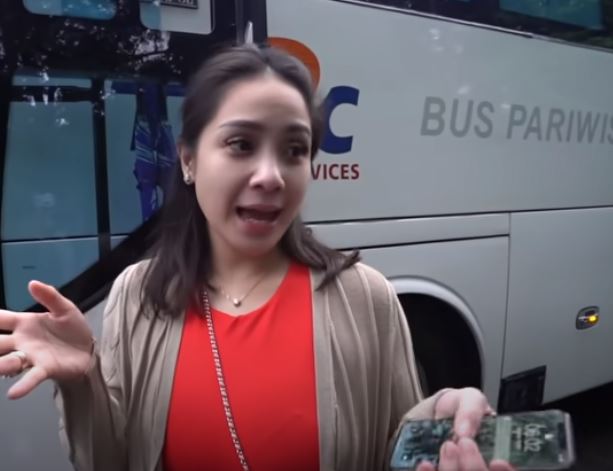 7 Momen Nagita Slavina ke Bandung, naik bus mewah dan borong batagor