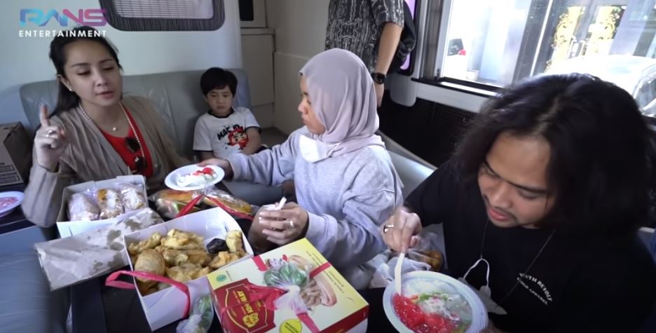 7 Momen Nagita Slavina ke Bandung, naik bus mewah dan borong batagor