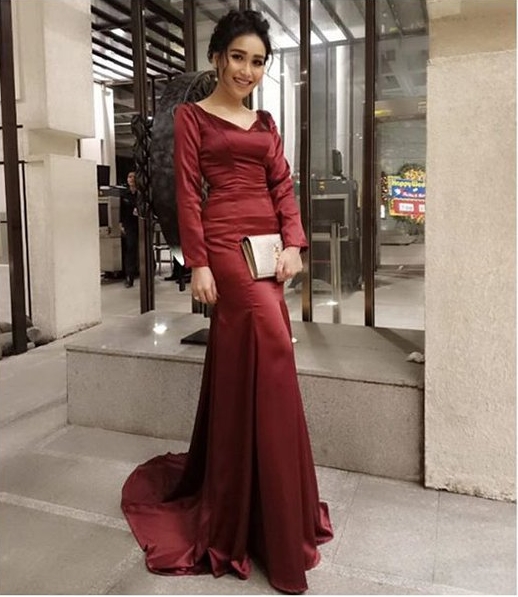 10 Pesona Ayu Ting Ting saat kondangan, gayanya anggun