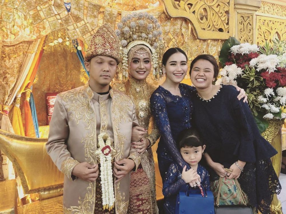 10 Pesona Ayu Ting Ting saat kondangan, gayanya anggun