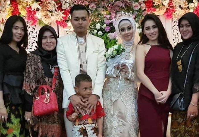 10 Pesona Ayu Ting Ting saat kondangan, gayanya anggun