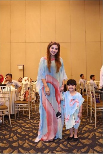 10 Gaya Arsy kembaran baju dengan Ashanty, bak kakak adik