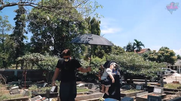 10 Momen Ammar Zoni & Irish Bella ziarah ke makam anak kembarnya, haru