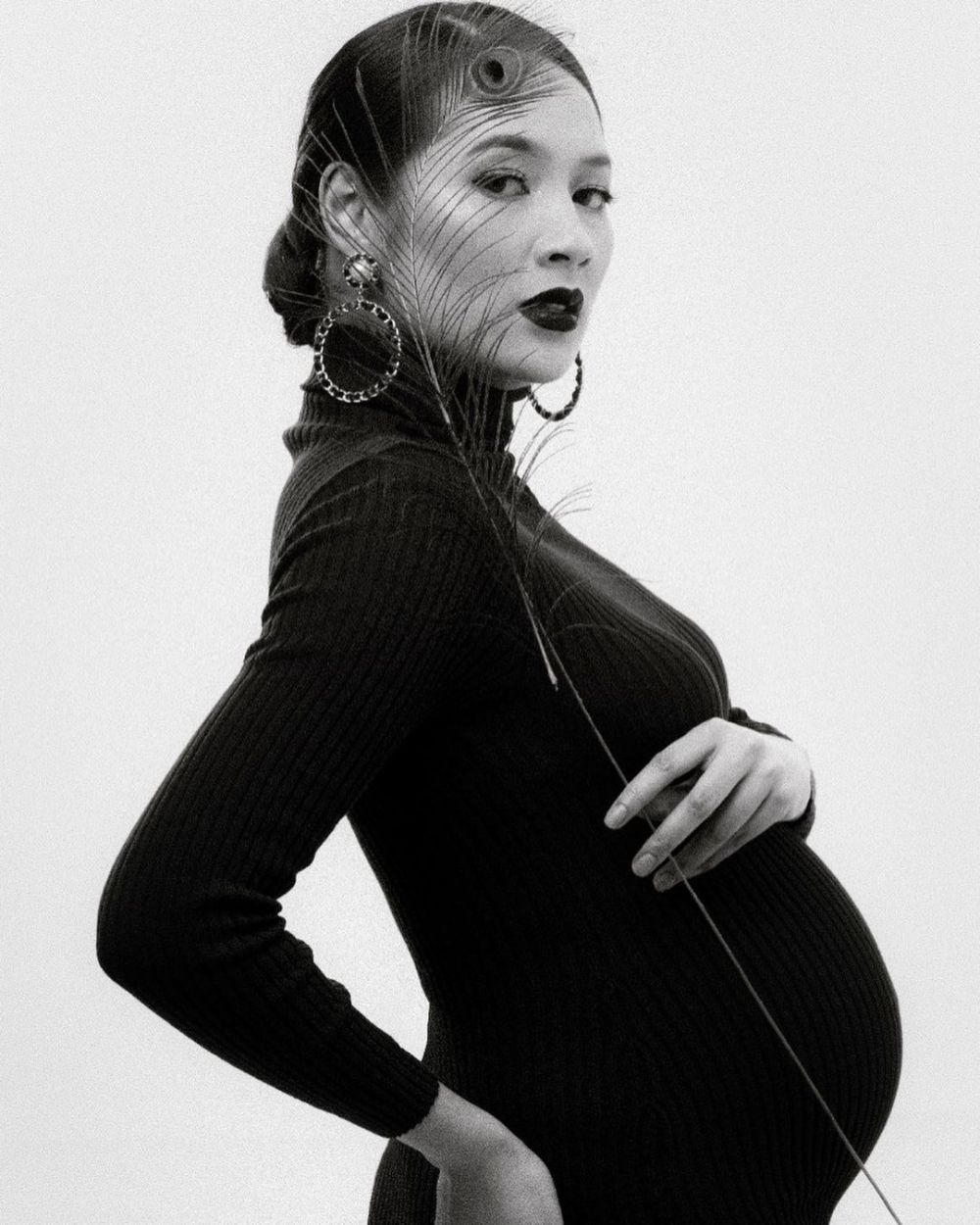Hamil 38 minggu, ini 8 gaya maternity shoot Niken Anjani