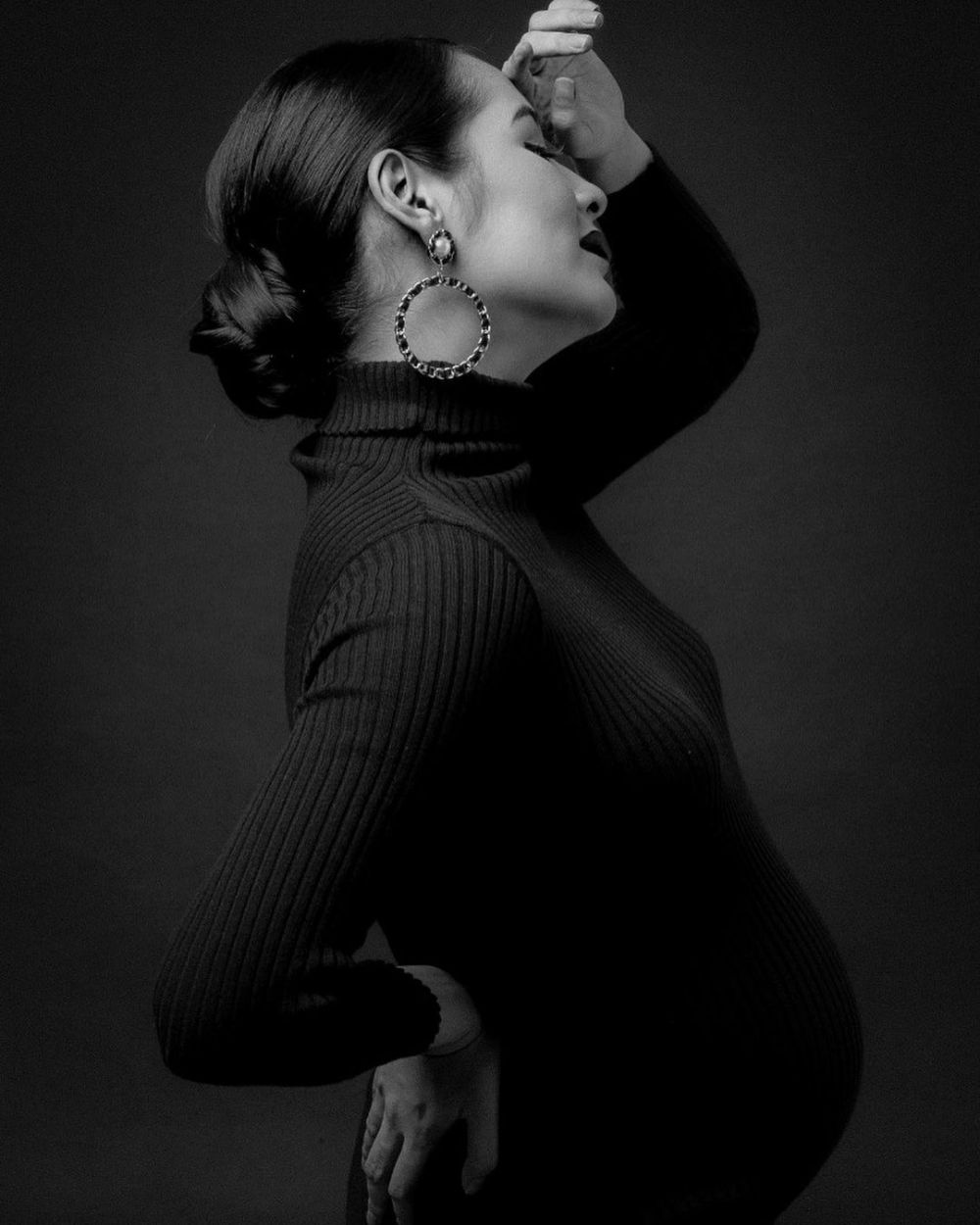 Hamil 38 minggu, ini 8 gaya maternity shoot Niken Anjani