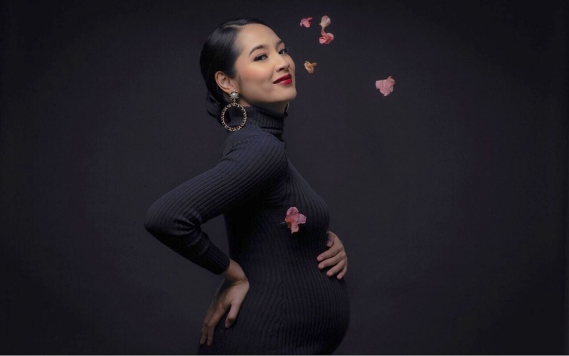 Hamil 38 minggu, ini 8 gaya maternity shoot Niken Anjani