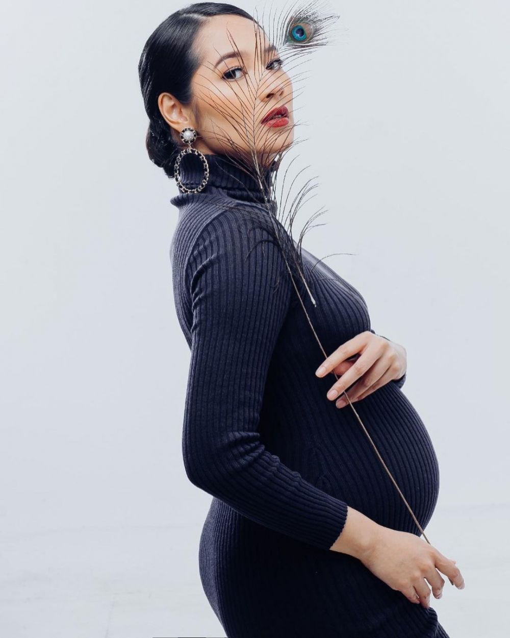 Hamil 38 minggu, ini 8 gaya maternity shoot Niken Anjani