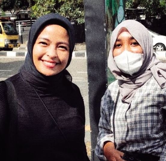 7 Potret Tantri liburan keluarga di Bandung, makan bakso pinggir jalan