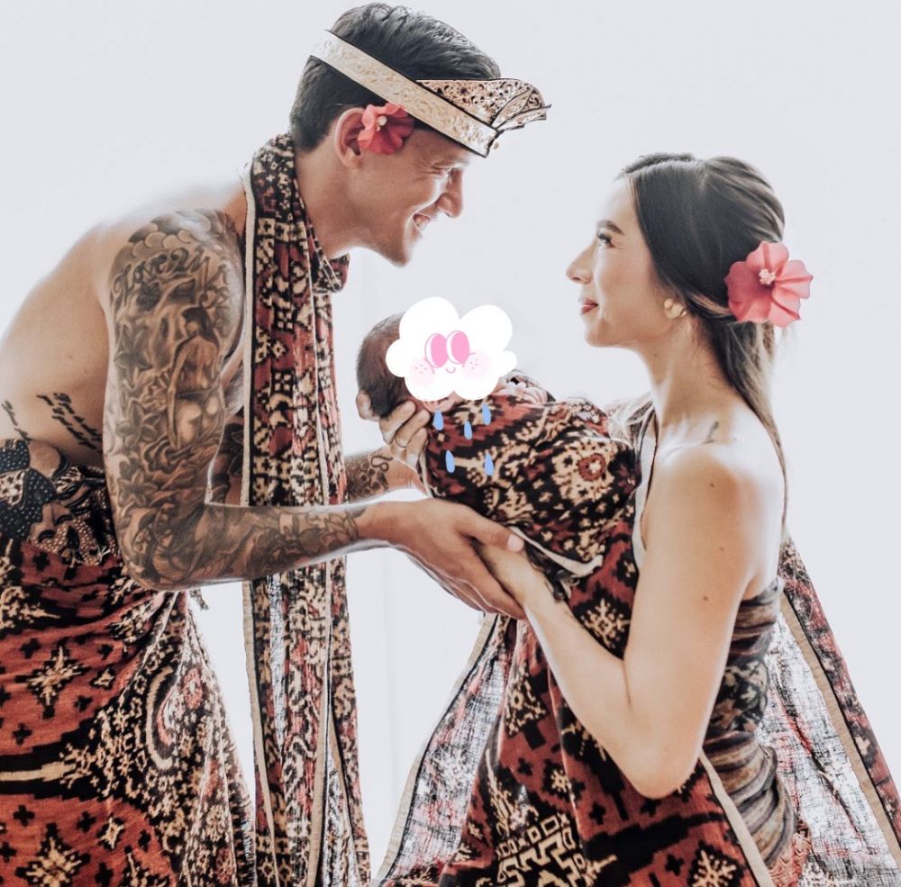 Momen 4 seleb saat Hari Raya Galungan 2021, tak lupa panjatkan doa