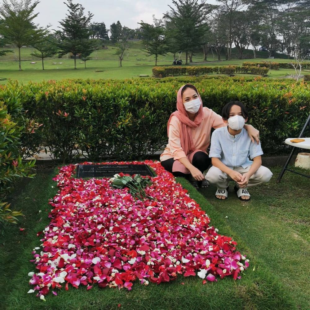 Momen 4 seleb ziarah ke makam pasangan jelang Ramadan