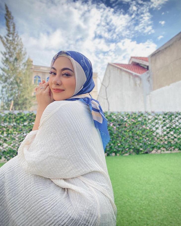 Mantap berhijab, ini 10 potret terbaru penyanyi Liza Aditya