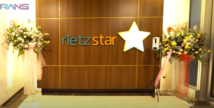 7 Momen tarawih Rieta Amilia & Nagita, diimami Syekh Muhammad Jaber