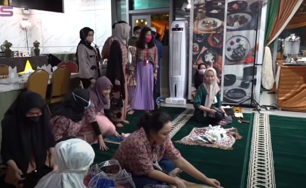 7 Momen tarawih Rieta Amilia & Nagita, diimami Syekh Muhammad Jaber