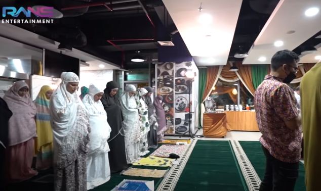 7 Momen tarawih Rieta Amilia & Nagita, diimami Syekh Muhammad Jaber