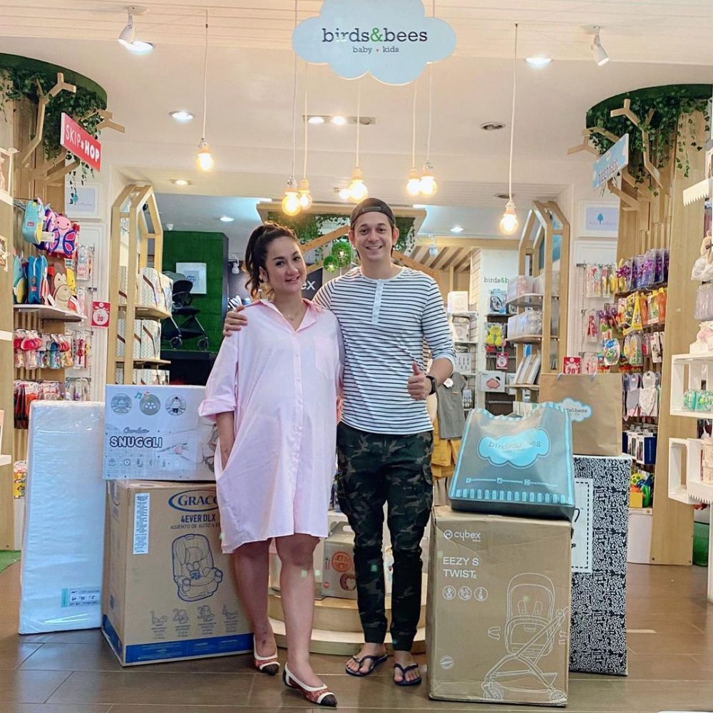 10 Potret perjalanan kehamilan Tengku Dewi hingga melahirkan