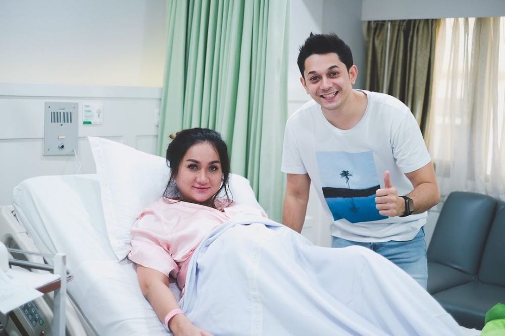 10 Potret perjalanan kehamilan Tengku Dewi hingga melahirkan