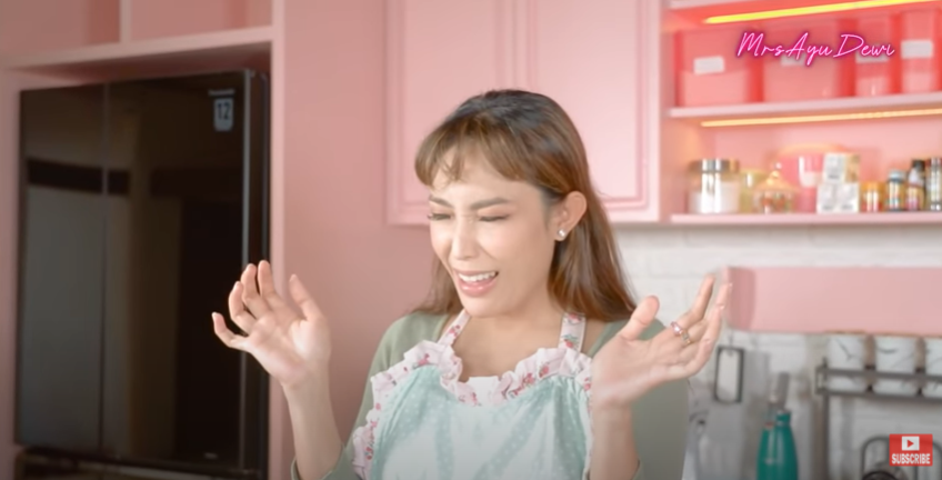 6 Penampakan dapur baru rumah Ayu Dewi, serba pink