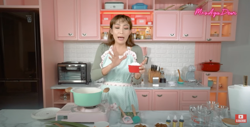 6 Penampakan dapur baru rumah Ayu Dewi, serba pink