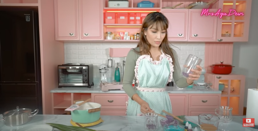 6 Penampakan dapur baru rumah Ayu Dewi, serba pink