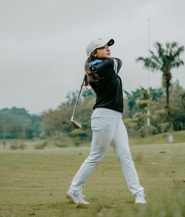 9 Potret Amel Carla ketika bermain golf, sporty dan cantik maksimal