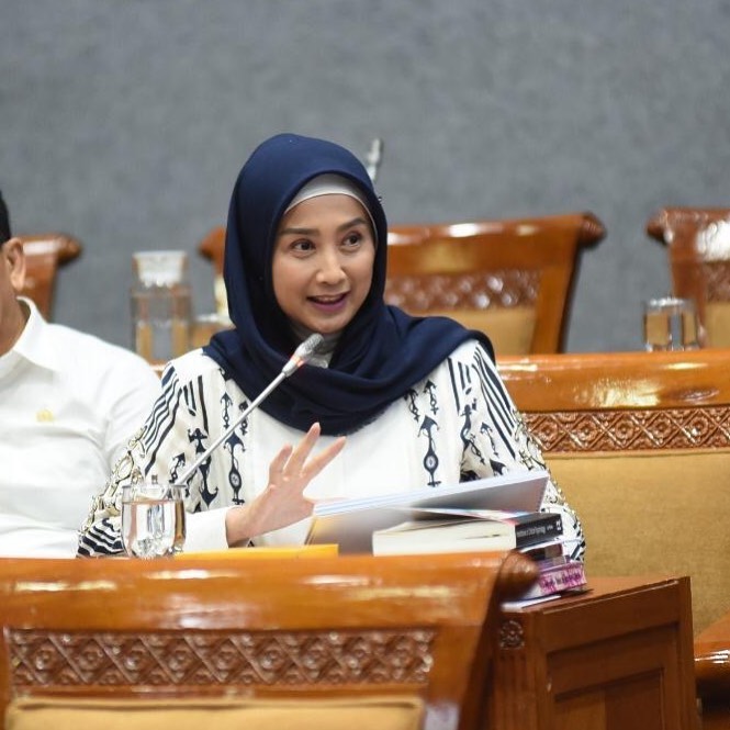 Beda gaya 8 seleb saat menjabat anggota DPR, Krisdayanti memukau