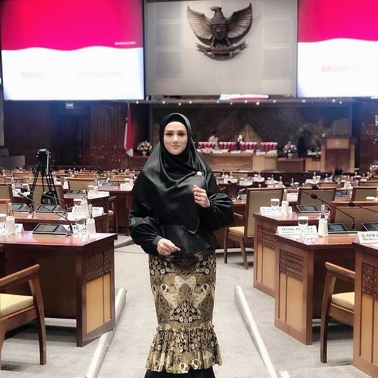 Beda gaya 8 seleb saat menjabat anggota DPR, Krisdayanti memukau