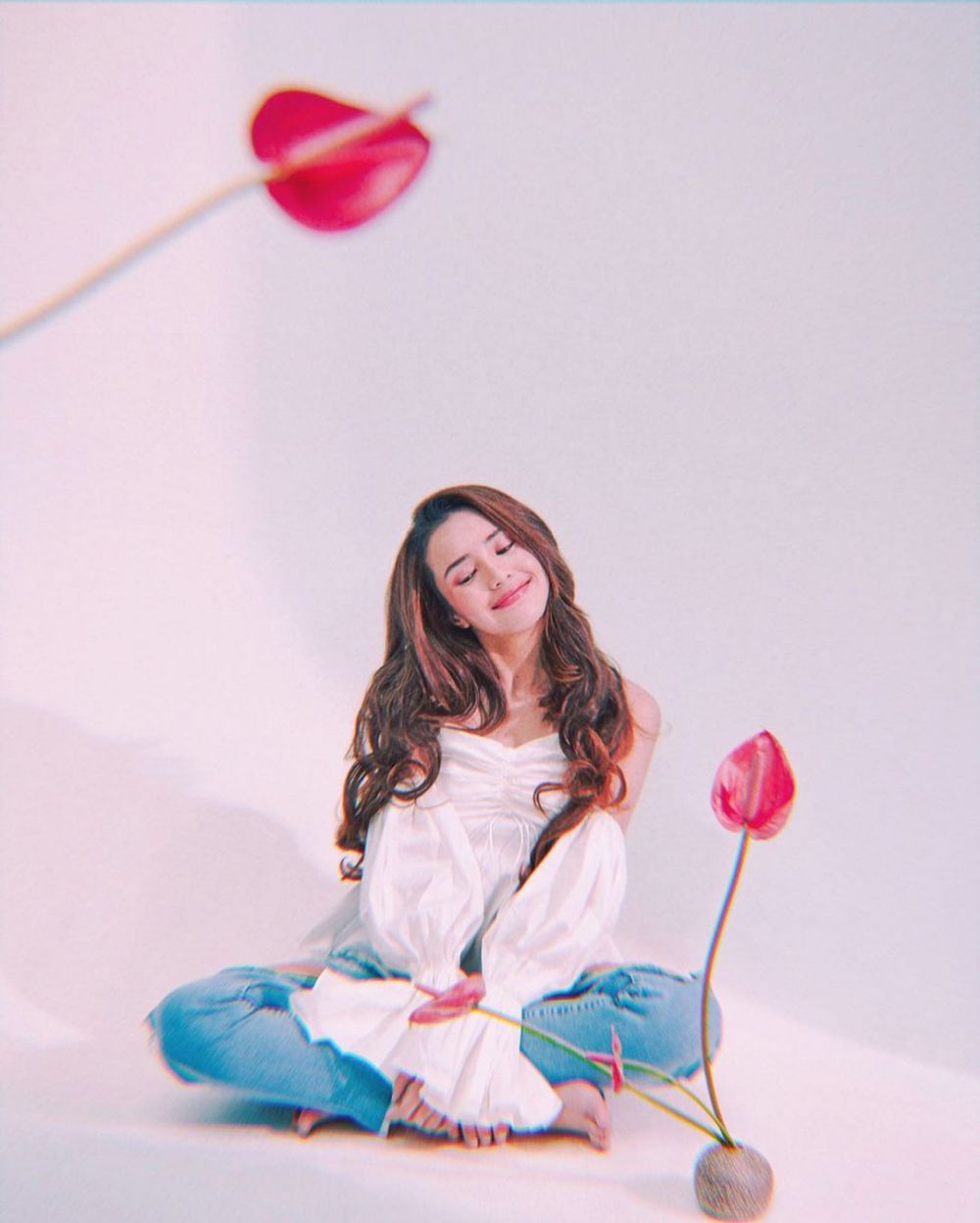 10 Gaya pemotretan Beby Tsabina dengan berbagai tema, memesona abis