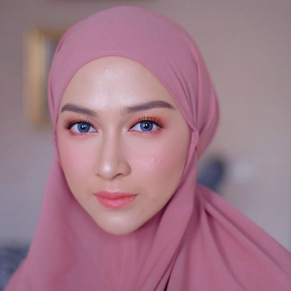 10 Potret Nina Zatulini bermakeup tebal, auranya terpancar