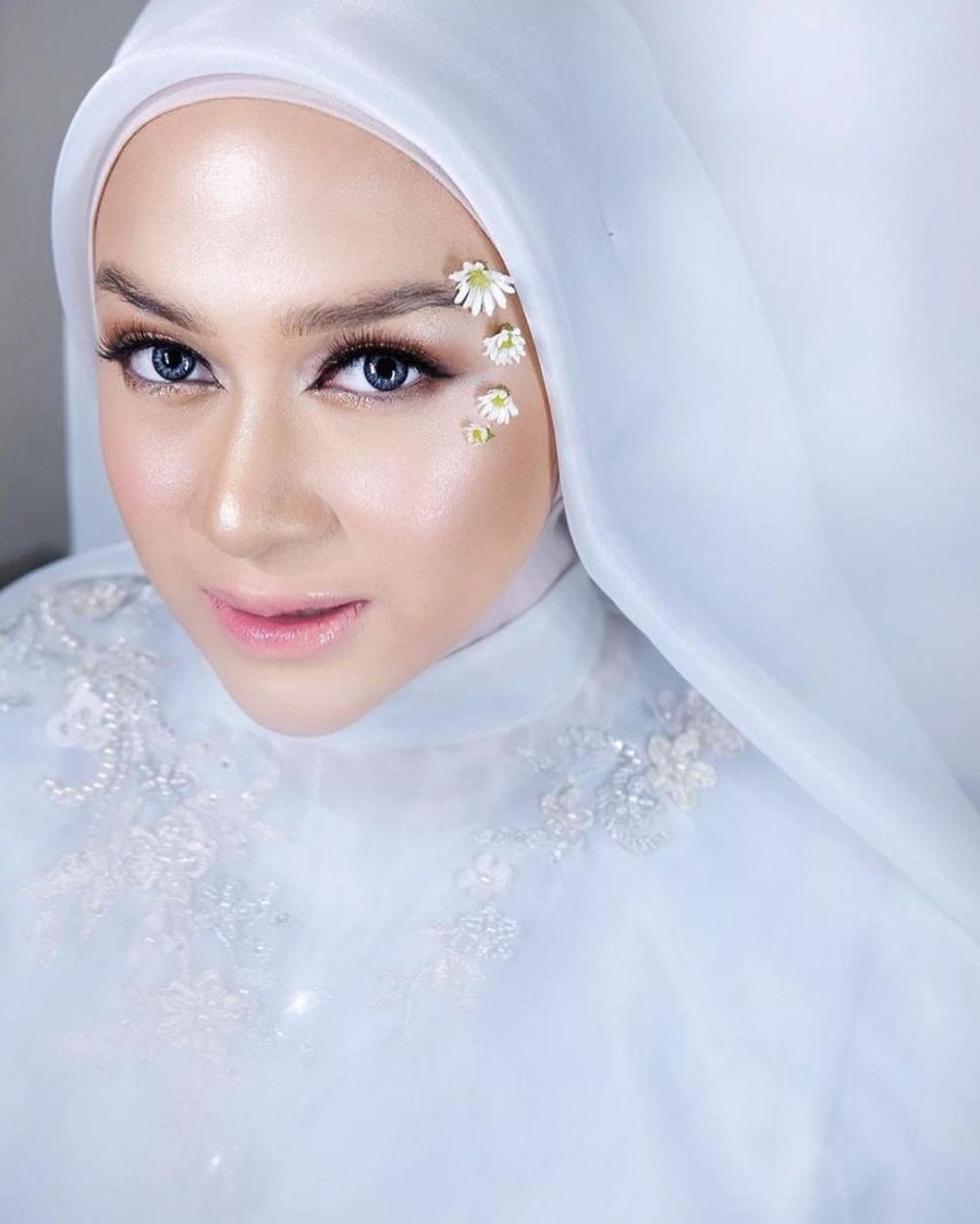 10 Potret Nina Zatulini bermakeup tebal, auranya terpancar
