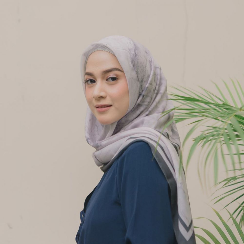 10 Potret Nina Zatulini bermakeup tebal, auranya terpancar