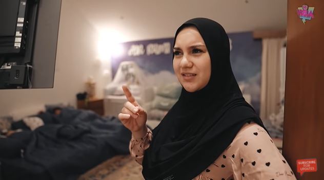 Potret wajah natural 8 seleb cantik saat jalani sahur, tuai pujian